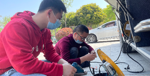 ky开元正能量：职工抢修献血车，好人好事成风景！