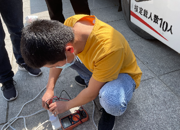 ky开元正能量：职工抢修献血车，好人好事成风景！