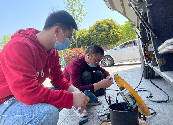 ky开元正能量：职工抢修献血车，好人好事成风景！