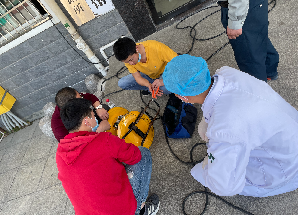 ky开元正能量：职工抢修献血车，好人好事成风景！